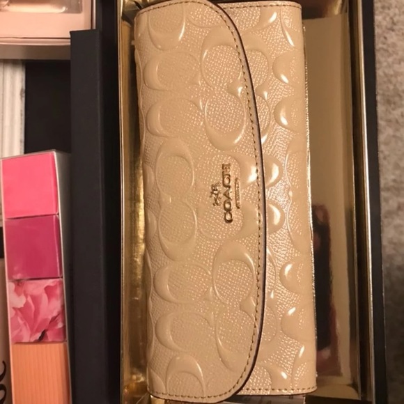 LAST ONE LEFT New in box Coach nude patent wallet w/ gold charms - Picture 5 of 16